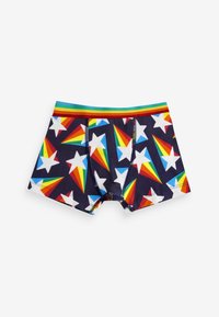 Multifarvede drengeboxershorts med en marineblå baggrund, hvide stjerner og regnbuefarvede detaljer omkring livet.