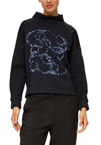 Sudadera negra con un cuello alto que presenta un diseño abstracto de lentejuelas azules texturizadas. Confeccionada en un material suave, de corte relajado y estilo recortado.