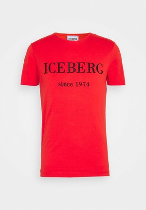 Punainen lyhythihainen pyöreäkauluksinen t-paita, jossa musta "ICEBERG since 1974" -teksti edessä ja merkintämerkin logo kaula-aukon sisäpuolella.