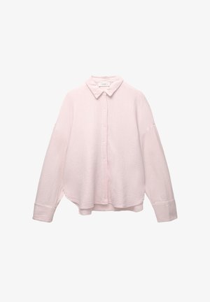 Vaaleanpunainen, teksturoitu kauluspaita, jossa on pitkät hihat. Ominaisuudet rento istuvuus ja hienovaraiset ompeluyksityiskohdat.