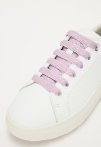 Weißer Sneaker aus glattem Leder mit strukturierten Lavendel-Schnürsenkeln, runder Schuhspitze und dicker Gummisohle.