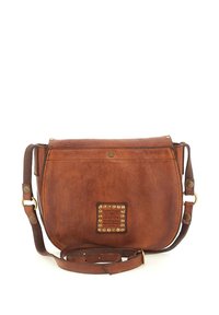 Borsa a tracolla in pelle di un caldo marrone con finitura testurizzata, decorata con borchie color oro e una placca decorativa sul davanti.