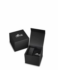 Scatola nera con finitura lucida, caratterizzata da un logo "LOTUS" argento sulla parte superiore. La scatola è leggermente aperta, rivelando un interno morbido nero.