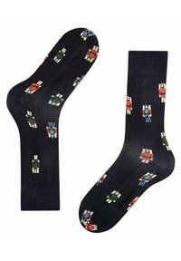 Ciemne skarpetki z powtarzającym się wzorem figurki szopki w różnych kolorach, o gładkiej fakturze i długości do kostki.