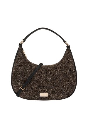 Sac hobo en tissu noir et doré avec une bandoulière en cuir noir lisse, comportant un accent en métal doré et une étiquette rectangulaire.
