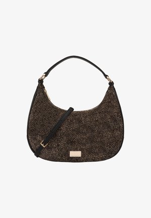 Sac hobo en tissu noir et doré avec une bandoulière en cuir noir lisse, comportant un accent en métal doré et une étiquette rectangulaire.