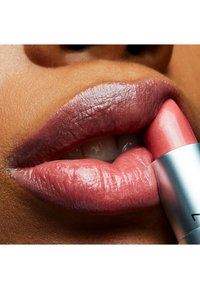 MAC CREMESHEEN LIPSTICK łososiowy