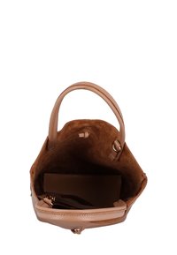 Tume nahkine käekott pehme suedi sisemusega. Omab kaht käepidet, lukuga taskut ja struktureerimata kuju.