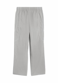 Lichtgrijze, losse broek met elastische tailleband en witte biesdetails langs de zijkanten en zakken.