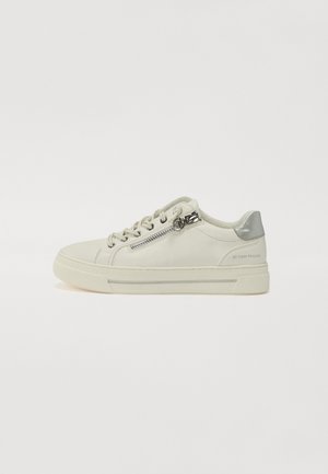 Trainers - white