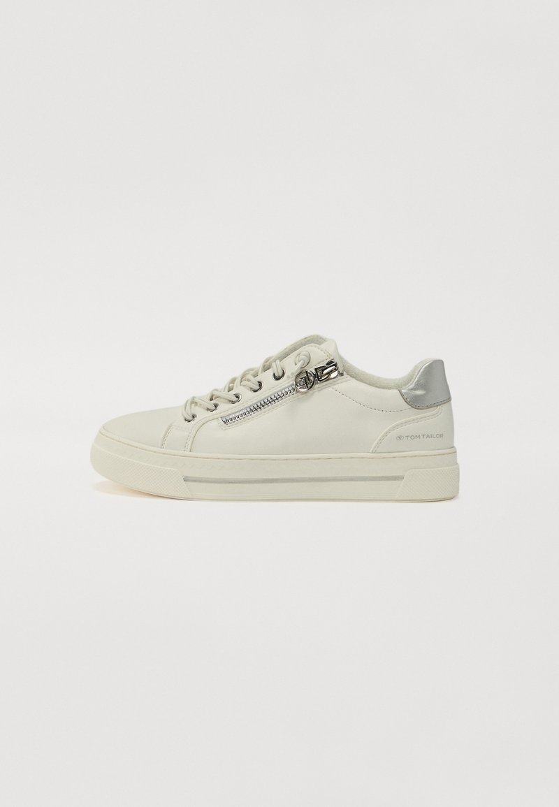 Helle graue Sneakers aus glattem Leder. Merkmale einen silbernen Akzent an der Ferse und einen dekorativen seitlichen Reißverschluss. Runde Schuhspitze und Gummisohle.