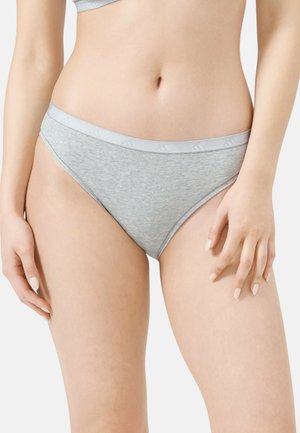 String gris en coton avec une conception sans couture, arborant une taille gris clair et un motif subtil. Texture douce et taille mi-haute.