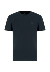 Camiseta de algodón azul marino oscuro con mangas cortas, cuello redondo y un pequeño logotipo en la zona del pecho. Textura suave, corte estándar.