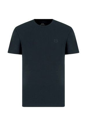 Camiseta de algodón azul marino oscuro con mangas cortas, cuello redondo y un pequeño logotipo en la zona del pecho. Textura suave, corte estándar.