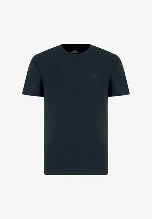 Camiseta de algodón azul marino oscuro con mangas cortas, cuello redondo y un pequeño logotipo en la zona del pecho. Textura suave, corte estándar.