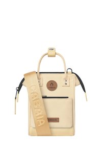 Gelbe Handtasche mit zwei Griffen, Reißverschluss, Fronttasche und verstellbarem Schulterriemen. Verfügt über ein rundes Logoschild und metallische Akzente.