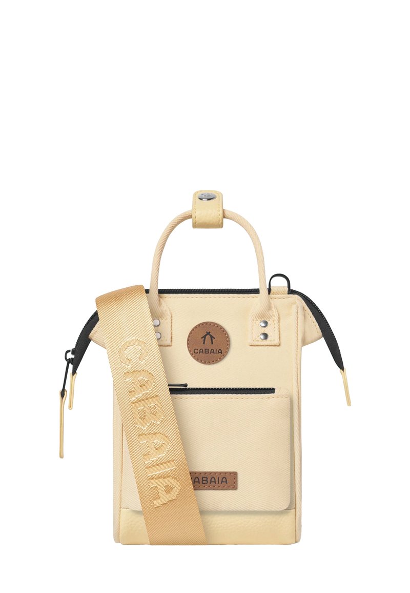 Gelbe Handtasche mit zwei Griffen, Reißverschluss, Fronttasche und verstellbarem Schulterriemen. Verfügt über ein rundes Logoschild und metallische Akzente.