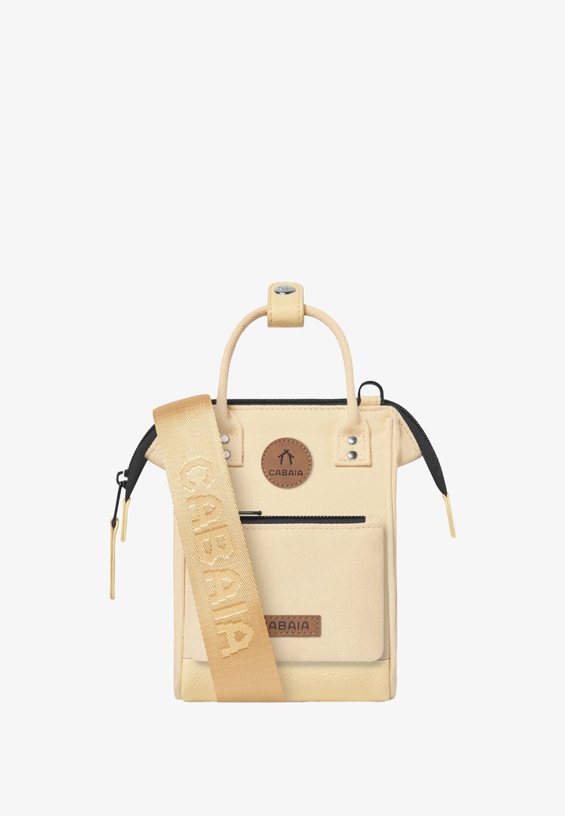 Gelbe Handtasche mit zwei Griffen, Reißverschluss, Fronttasche und verstellbarem Schulterriemen. Verfügt über ein rundes Logoschild und metallische Akzente.