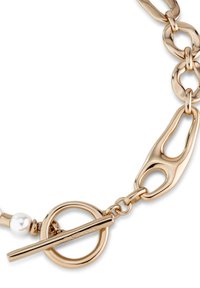 Pulsera con cadena de tono dorado que presenta eslabones gruesos, un cierre de palanca y un detalle de perla. Superficie lisa y pulida con un diseño fluido.