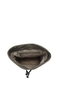 Borsa di tessuto verde oliva con una texture liscia, dotata di una tasca con zip interna e un motivo stampato all'interno. Chiusura a coulisse nella parte superiore.