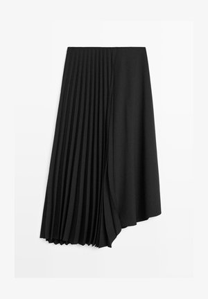 Jupe plissée noire avec ourlet asymétrique, présentant une texture lisse et un design structuré d'un côté, mettant en avant des plis distinctifs.