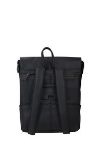 Zaino in pelle nera con design strutturato, spallacci regolabili, manico superiore e molteplici tasche esterne con cerniera per la conservazione.