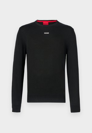 Melnā džemperis ar gariem piedurkņiem un apaļu kakla izgriezumu, ribotiem aproču un apakšmalas galiem. Krūšu centrā neliels balts "HUGO" logotips.