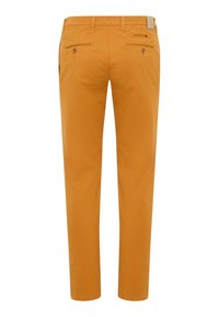 Slim-fit broeken in mosterdgele katoen, met twee achterzakken met knoopsluiting en een gladde, zachte textuur.