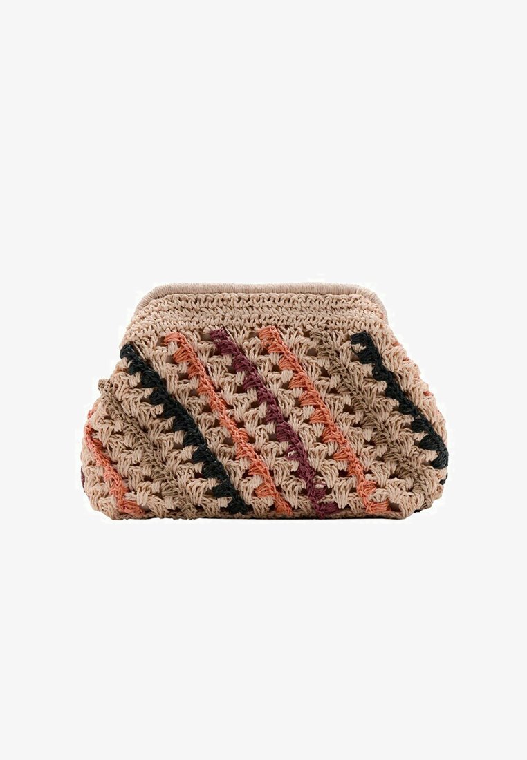 Pochette beige en crochet avec des rayures diagonales en fil noir, orange et rouge foncé, équipée d'une fermeture à cadre supérieur arrondi.