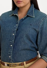 Lauren Ralph Lauren Woman CLASSIC FIT DENIM SHIRT - Chemisier - haze wash