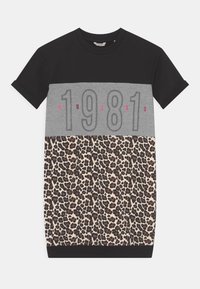 Czarna i szara sukienka t-shirtowa z krótkimi rękawami, z napisem "1981" wykonanym z srebrnych ćwieków oraz dolną częścią w panterkę. Materiał mieszanka bawełny.