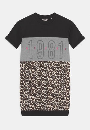 Czarna i szara sukienka t-shirtowa z krótkimi rękawami, z napisem "1981" wykonanym z srebrnych ćwieków oraz dolną częścią w panterkę. Materiał mieszanka bawełny.