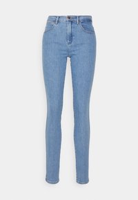 Vaqueros pitillo en denim azul claro, con cintura alta, diseño tradicional de cinco bolsillos y costuras de contraste sutiles. Textura suave, sin adornos.