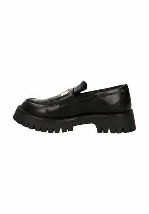 Mocassino in pelle nera con suola spessa e battistrada pronunciato. Presenta una fascia anteriore e un sottile dettaglio di cucitura. Finitura lucida ed elegante.