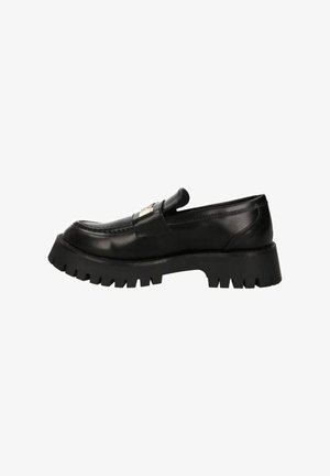 Mocassino in pelle nera con suola spessa e battistrada pronunciato. Presenta una fascia anteriore e un sottile dettaglio di cucitura. Finitura lucida ed elegante.