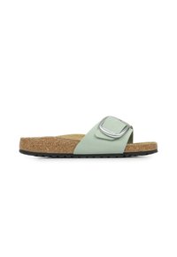 Sandalette mit Korksohle und mintgrünem Riemen, der eine metallische Schnalle aufweist, strukturiertem Fußbett und schwarzer Gummisohle.