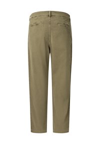 Pantalon kaki à jambes droites vu de dos avec deux poches passepoilées et un petit écusson logo sur la poche droite.