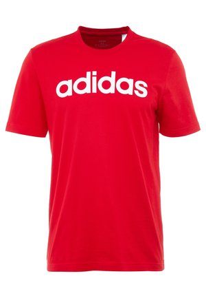 Czerwona koszulka z krótkim rękawem z białym logo "adidas" nadrukowanym na klatce piersiowej, okrągły dekolt i regularny krój.