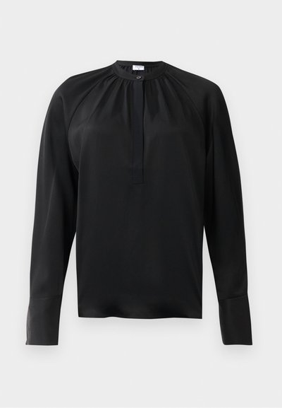 Svart blus med långa ärmar och rund halsringning, en knappknäppning, rynkade tygdetaljer och breda manschetter.