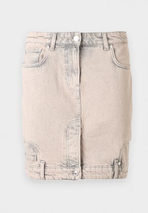 Lysebeige denim miniskjørt med frontknappelukking, beltehemper, skrå lommer og subtilt falmet detaljer.