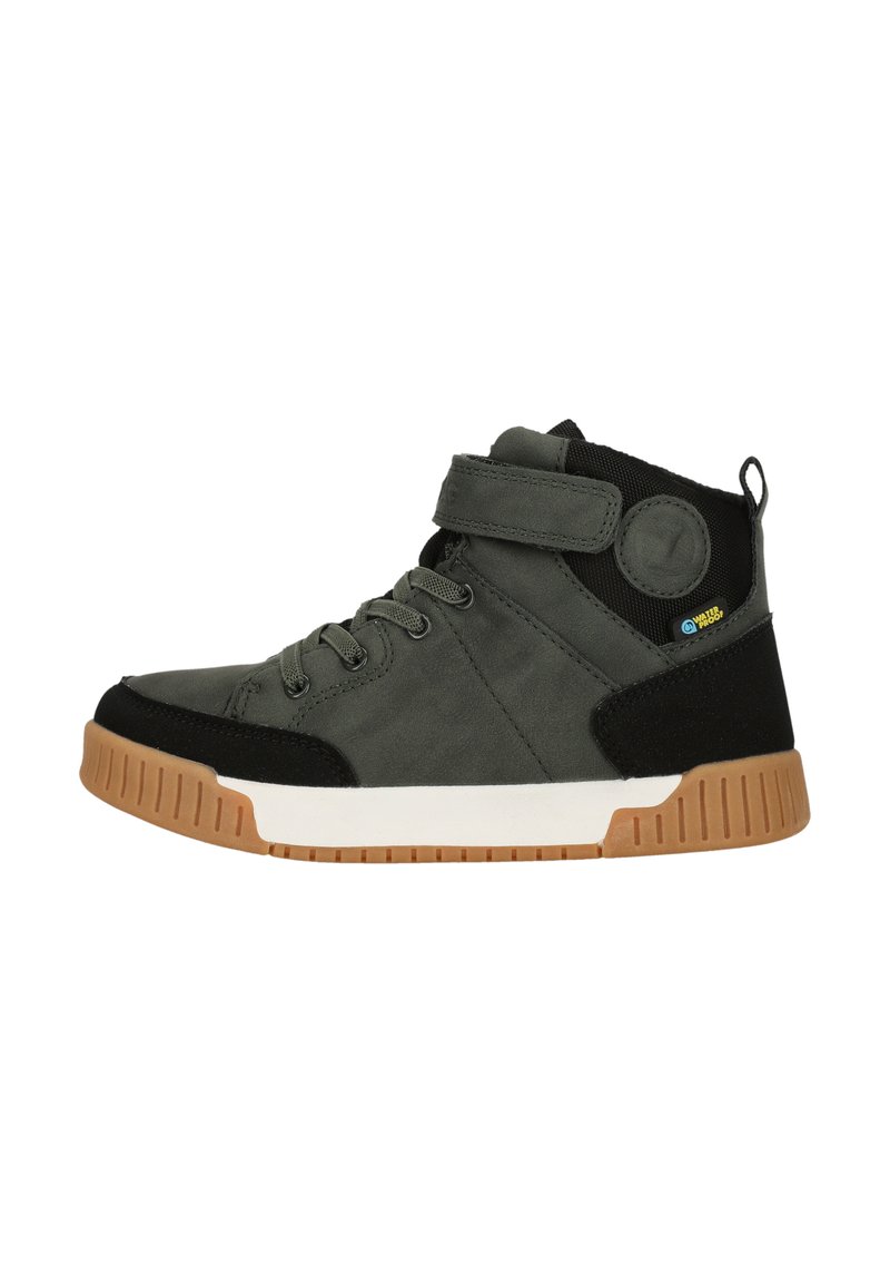 Middelhøj sneakers i mørkegrøn og sort. Har en overdel i ruskind, gummisål og en Velcro-rem for en sikker pasform. Teksturerede detaljer forbedrer designet.