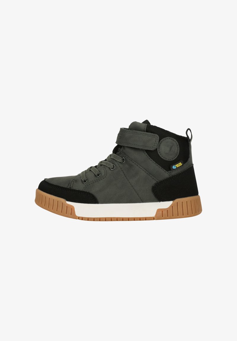 Sneaker mid-top in verde scuro e nero. Presenta una tomaia in suede, suola in gomma e una fascia in Velcro per una calzata sicura. Dettagli testurizzati migliorano il design.