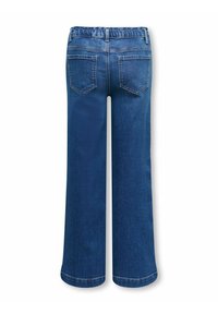 Vue arrière d'un jean en denim bleu avec une taille élastique et deux poches plaquées, présenté sur un fond blanc.
