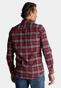 Geruite shirt in rood, groen en marineblauw. Lange mouwen, met knoopmanchetten en een detail aan de achterkant. Gemaakt van een zachte katoenmix.