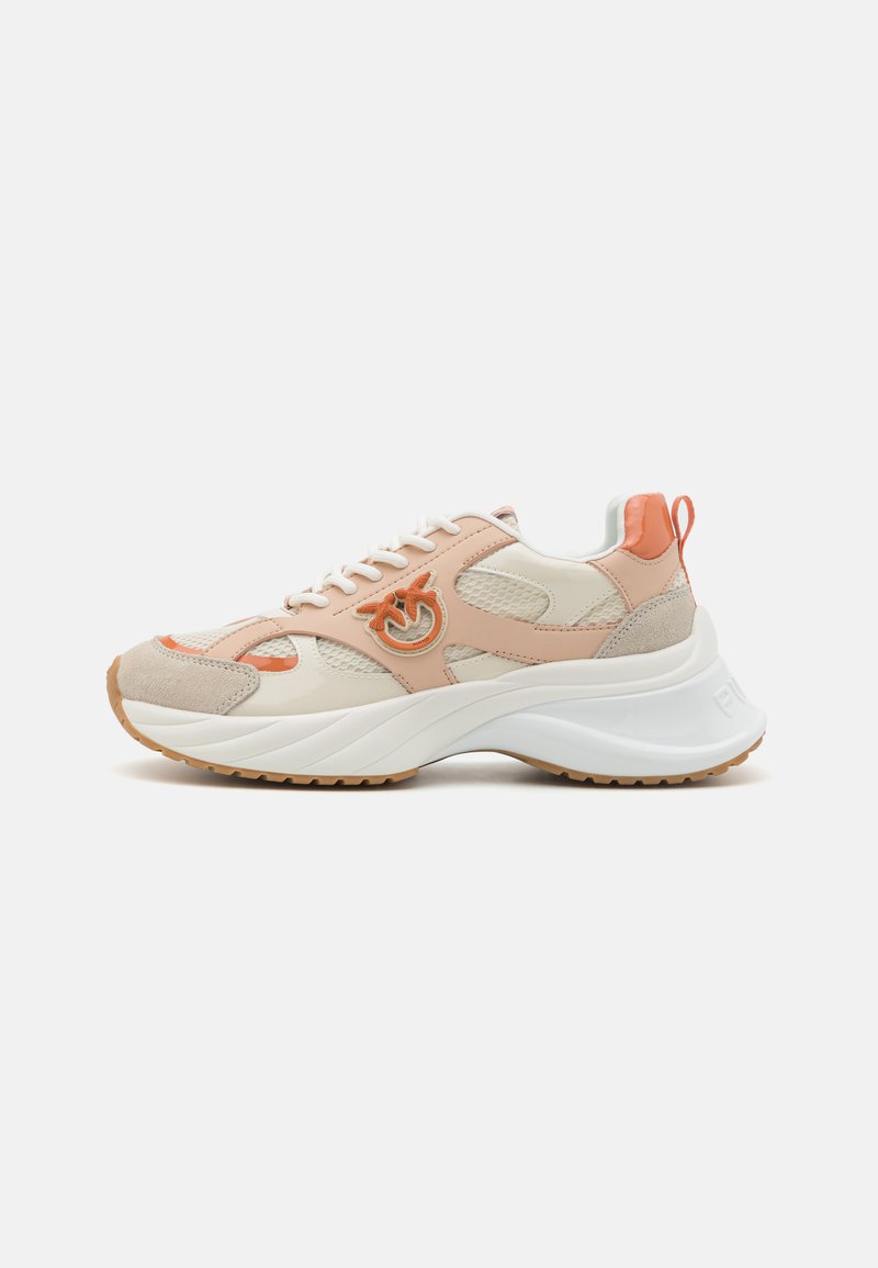 Baskets chunky en beige, pêche et blanc. Dotées de matériaux en maille et en daim, d'un logo proéminent et d'une semelle en caoutchouc texturé pour une meilleure adhérence.