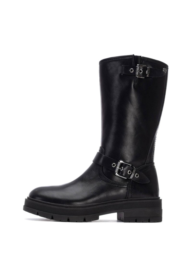 Bota alta de cuero negro con punta redonda, detalles de hebilla lateral y tacón texturizado. Presenta una suela de goma resistente con estrías.