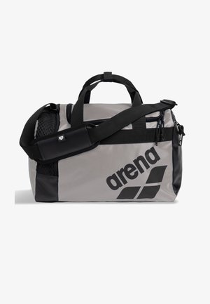 Sivá a čierna športová taška Arena s ramenným popruhom, hornými úchytmi, bočnou sieťovanou kapsou a veľkým logom na prednej strane.