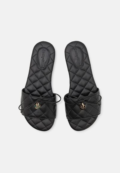 Sandale negre, cu talpa cusută, realizate din piele netedă. Prezintă un detaliu legat și un accent mic din metal. Design cu vârful deschis.