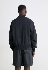 Jordan M J ESS STMT LTWT RNGD - Bomberjakke - black