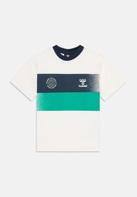 Biała koszulka z krótkim rękawem z granatowymi i turkusowymi poziomymi paskami, z grafiką globu i logo hummel na piersi.